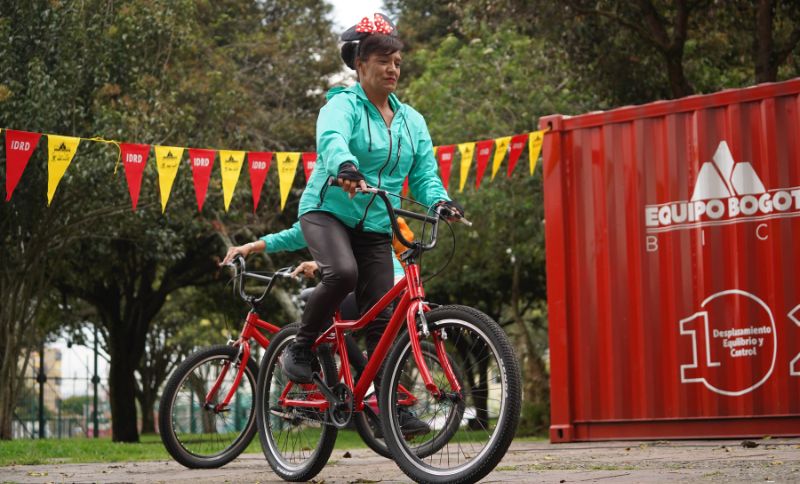 Mujer en bicicleta
