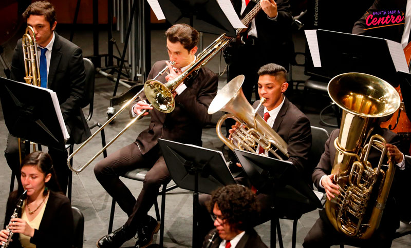 Banda Filarmónica Juvenil tocando instrumentos