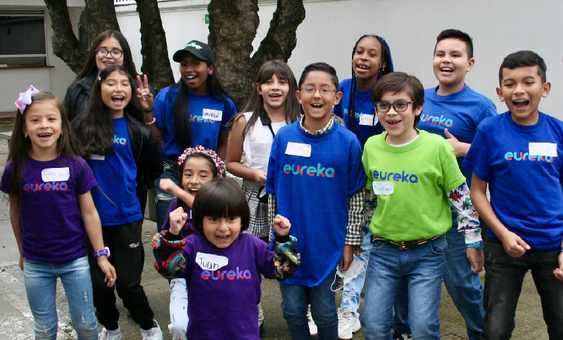 Grupo de niñas y niños sonriendo