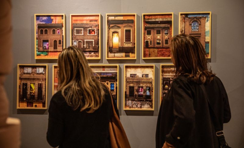 Personas visitando una exposición de arte