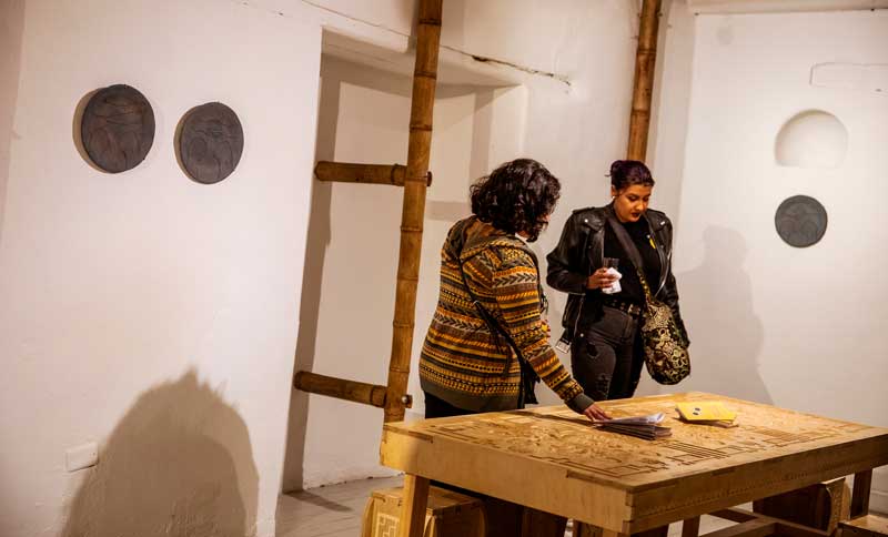 Dons mujeres en una exposición artística en la FUGA