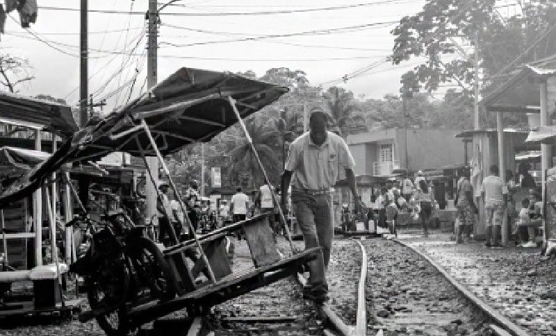 Persona caminando por rieles de un tren