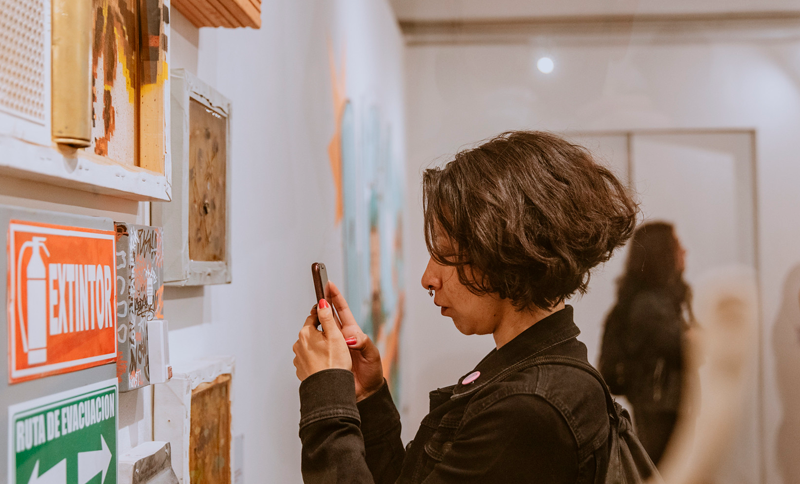Mujer en una exposición artistica