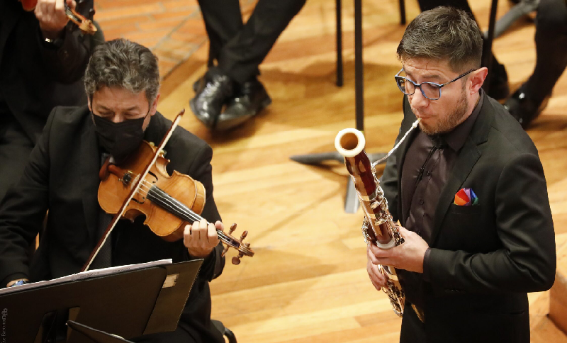 Dos hombres tocando instrumentos musicales