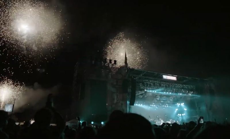 Escenario de concierto en la noche con pólvora