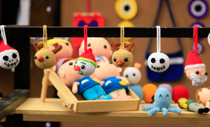 Muñecos hechos en croché exhibidos en una feria