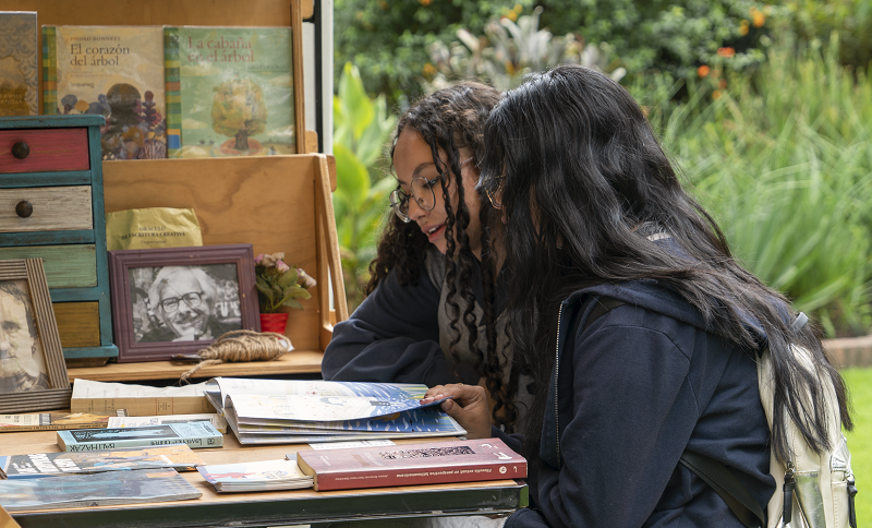 Jóvenes leyendo libros al aire libre