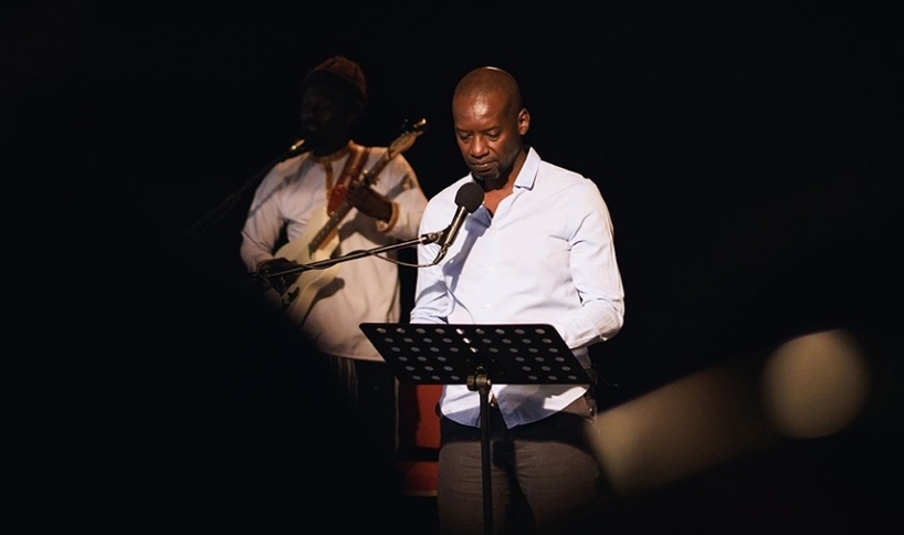 hombre afroamericano leyendo un discurso