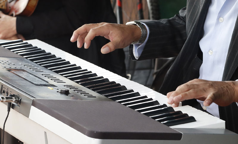 Manos de una persona tocando piano