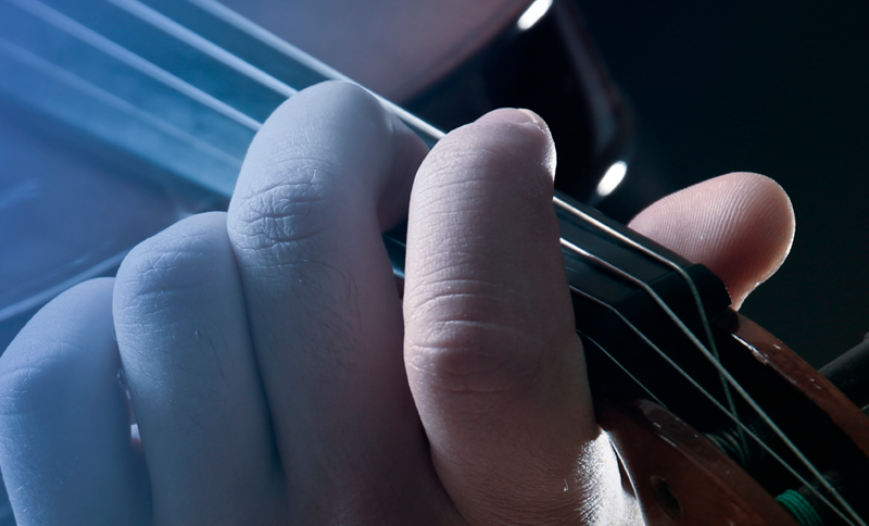 Mano en primer plano tocando un violín