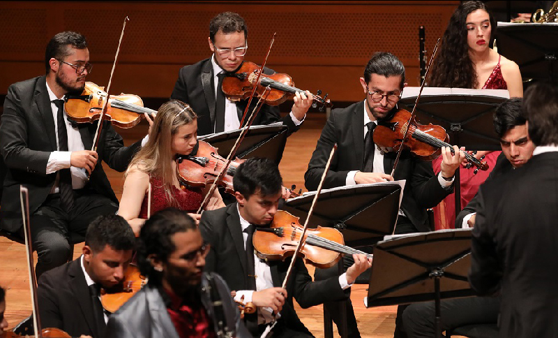 Filarmónica juvernil en un escenario