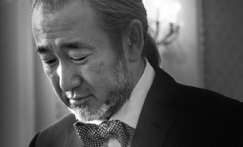 Artista Joji Hattori en una foto en blanco y negro