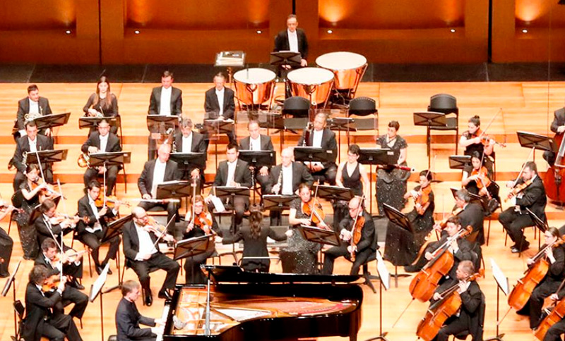 Filarmónica en un escenario