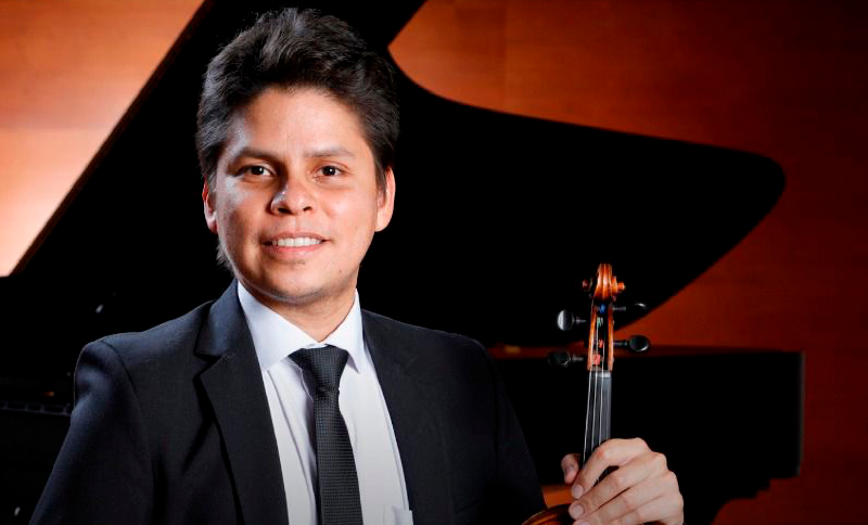 Integrante de orquesta filarmónica con un violín en la mano
