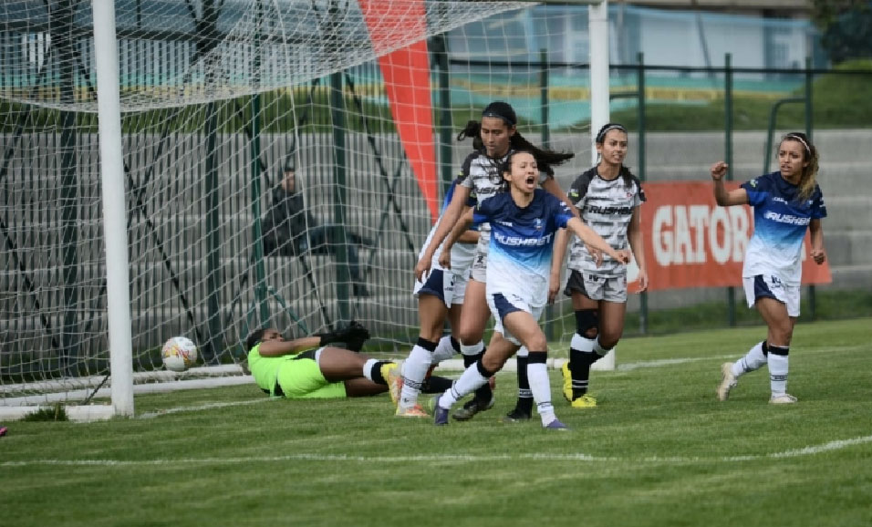 mujeres jugando un partido de fútbil