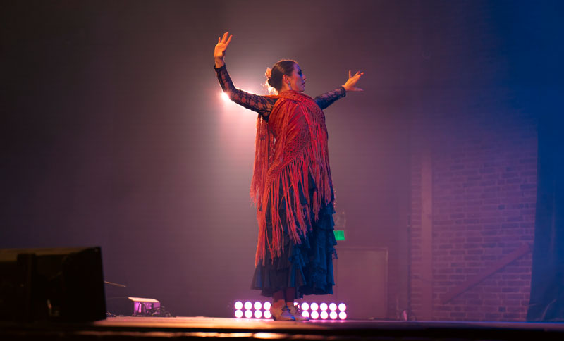 Mujer danzando en un escenario 