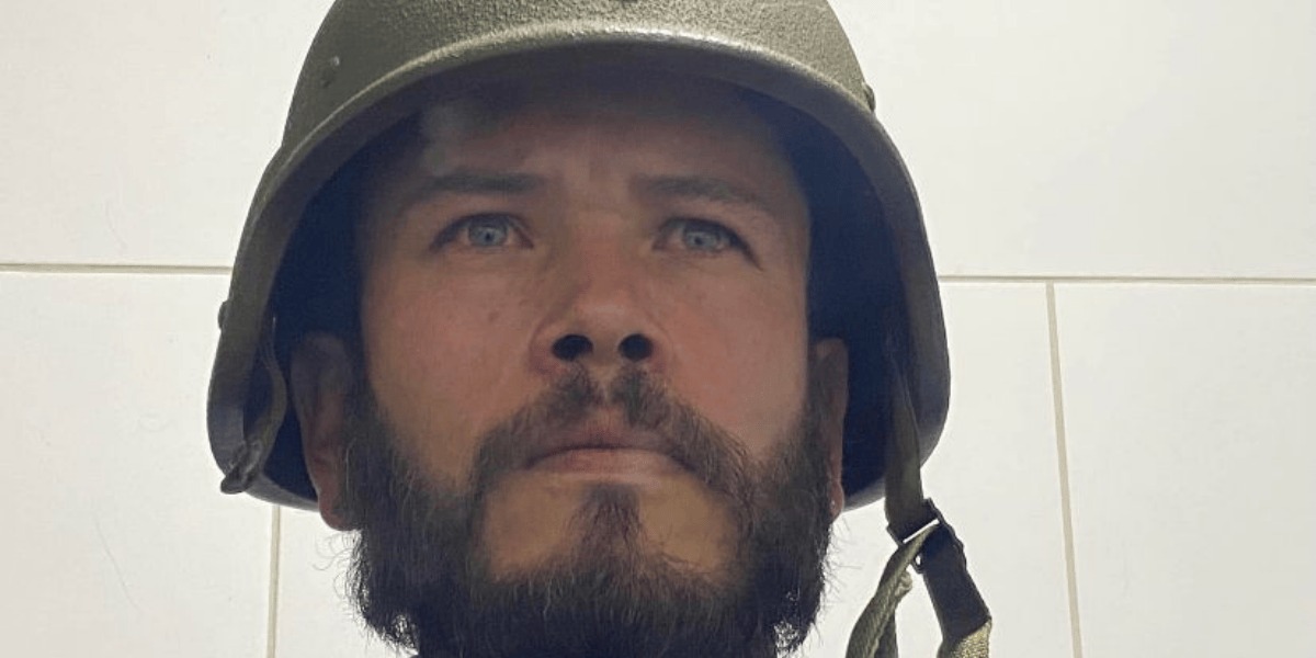 Imagen de personaje barbado con casco de soldado