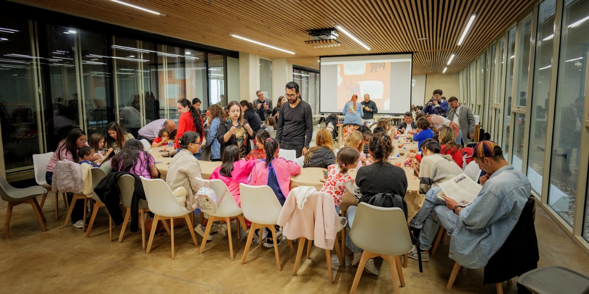 Personas en taller de dibujo.
