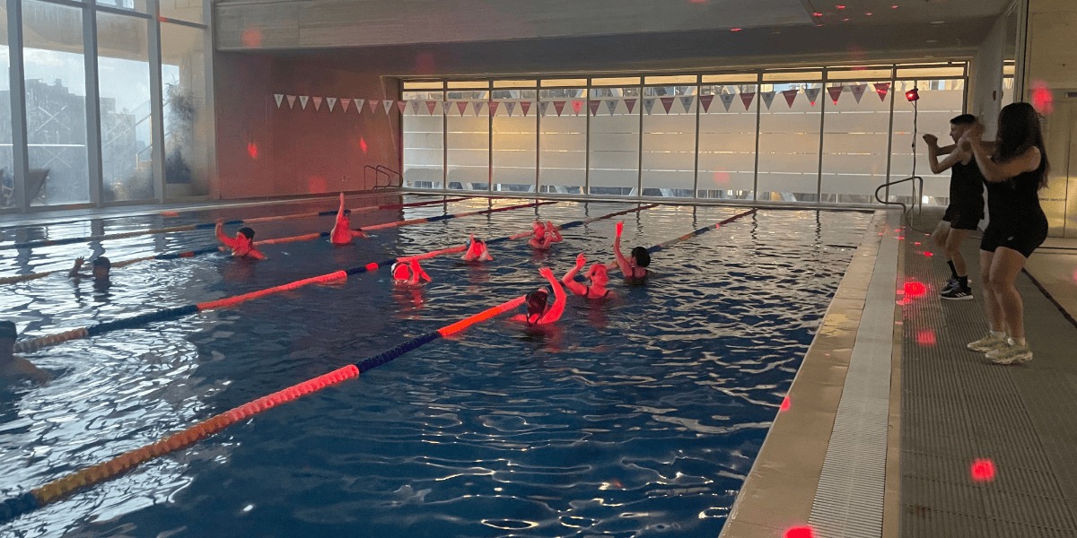 Personas en la piscina.
