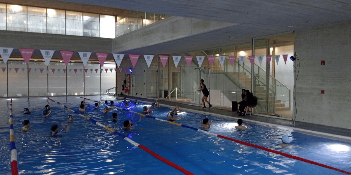 Personas en la piscina.
