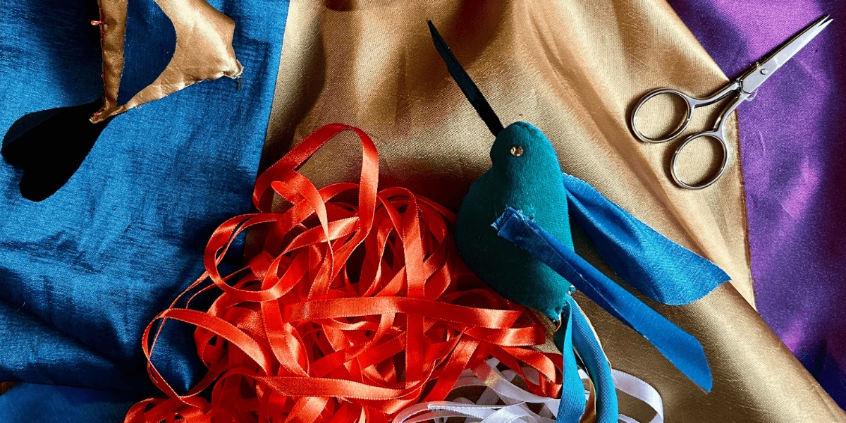 Telas, retazos y un pájaro hecho con esos materiales.