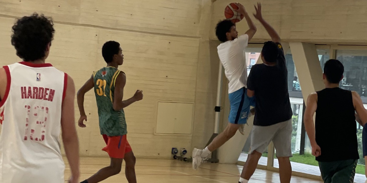 Personas jugando basketbol.