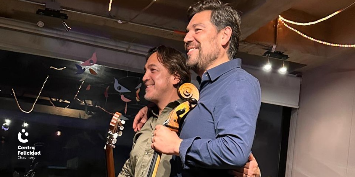 Expositores charla sobre música y literatura.