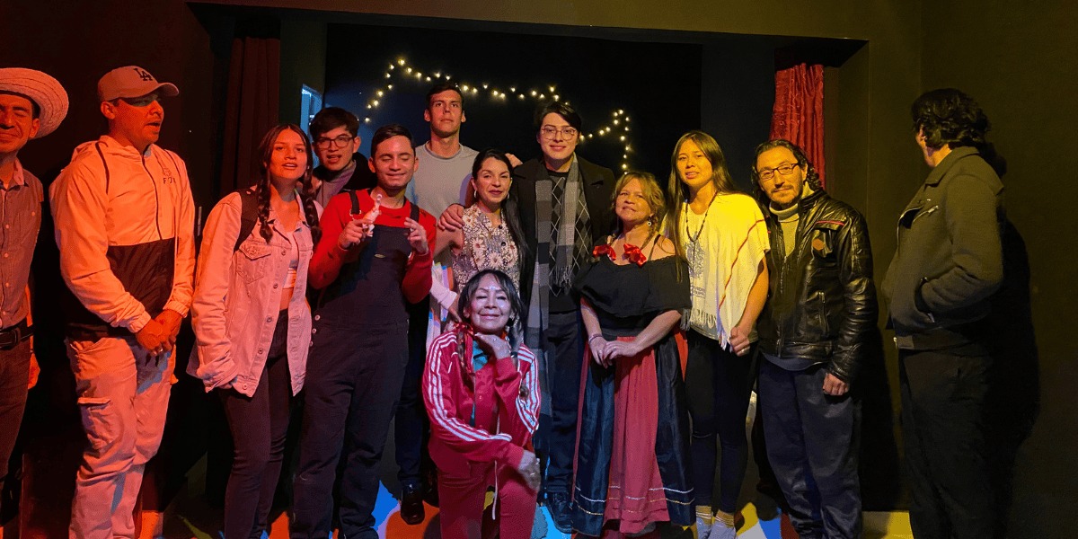 Grupo de actores de teatro posando para una foto