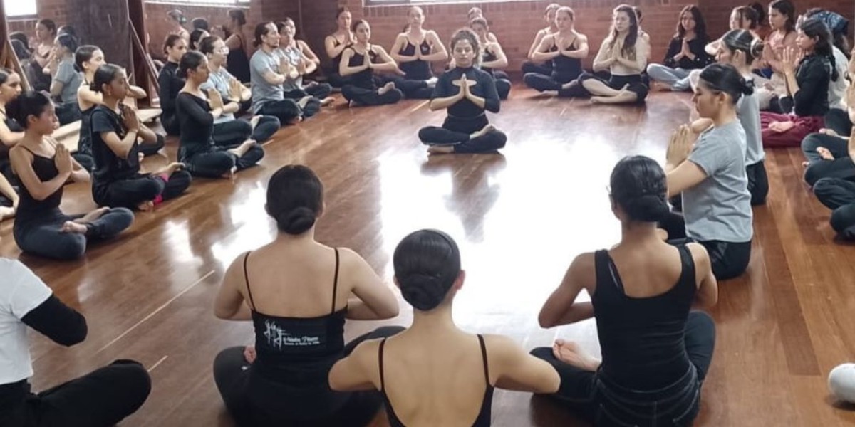 Personas sentadas en círculo.