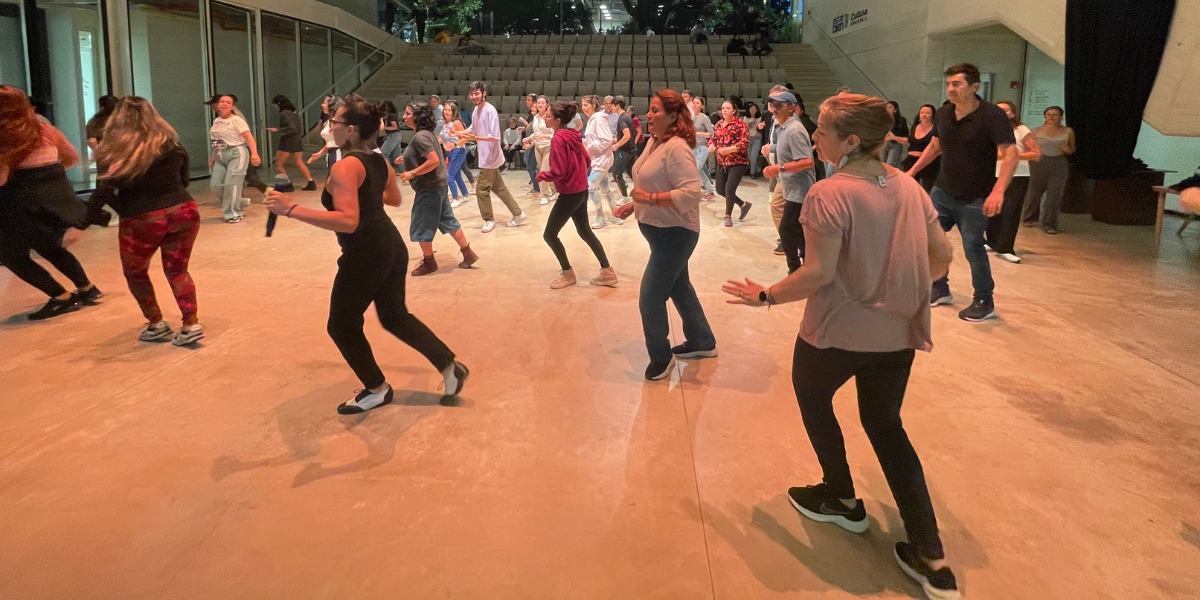 Personas bailando.
