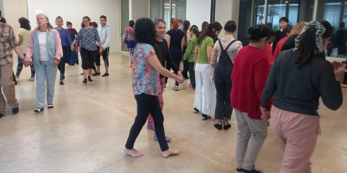 Personas bailando.