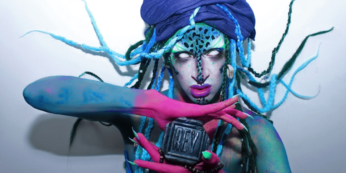 Personaje que simula una Medusa psicodélica