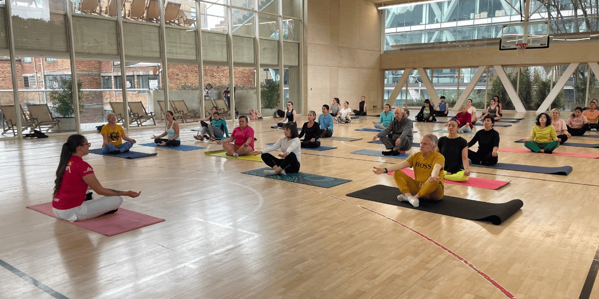 Personas meditando.