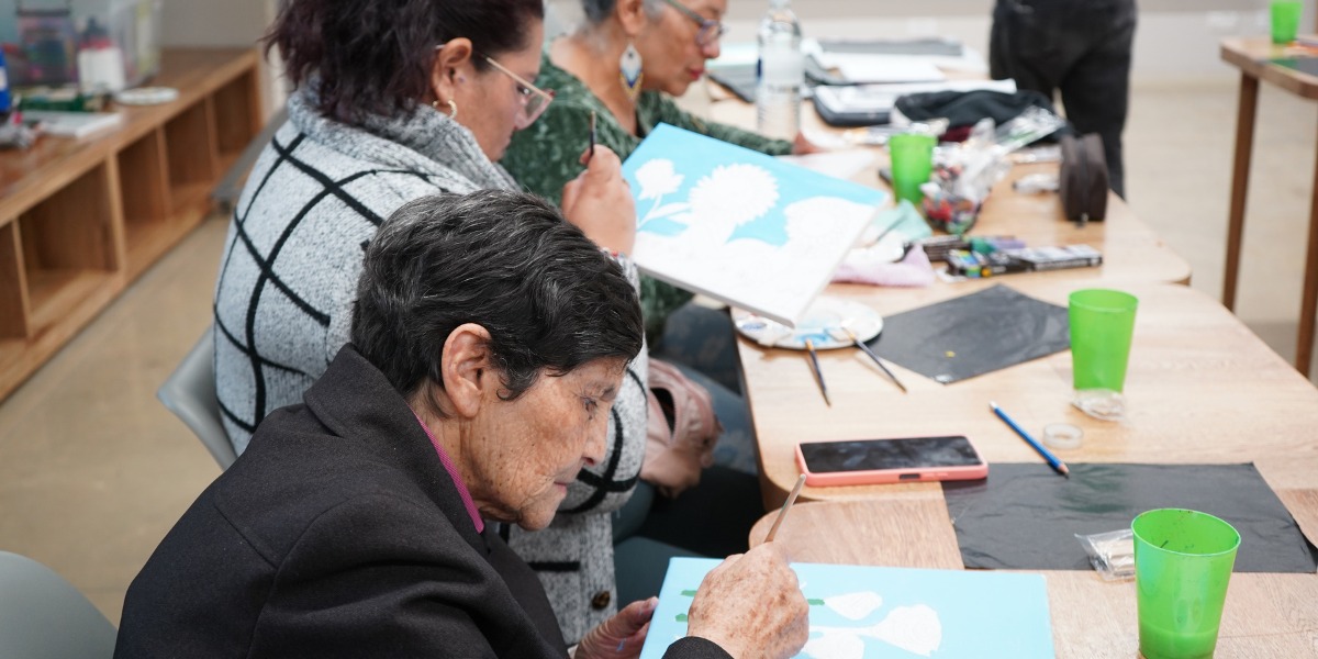 Personas dibujando.