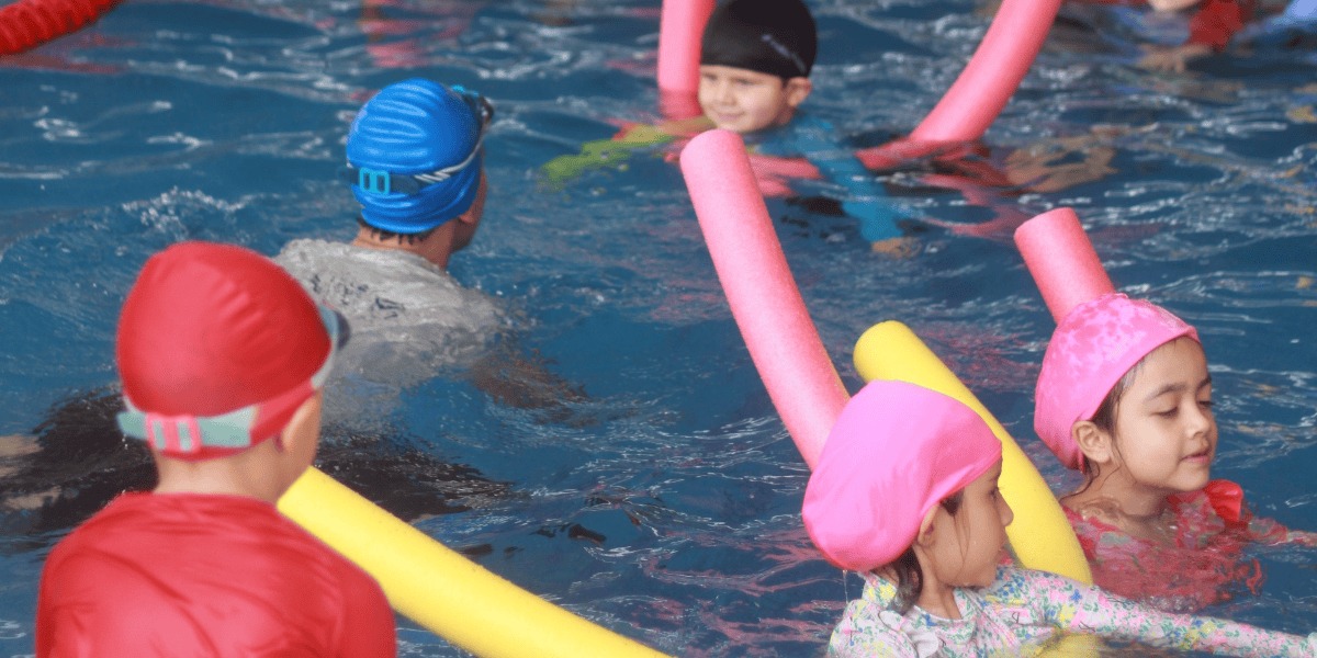 Foto niños jugando en la piscina