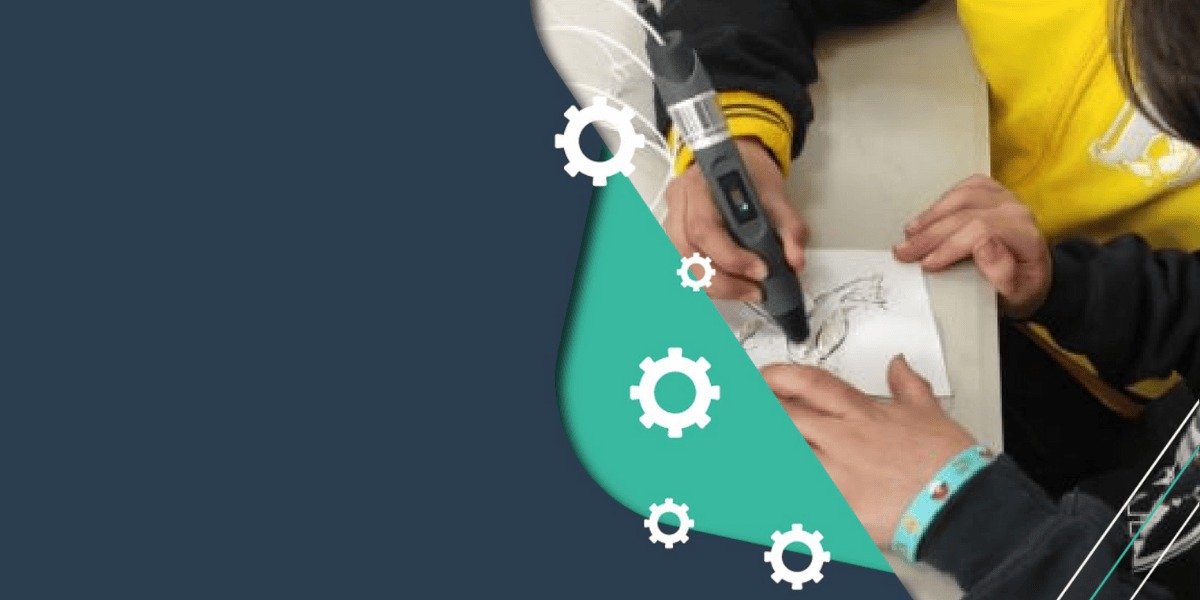 Persona pintando con lápiz 3D.