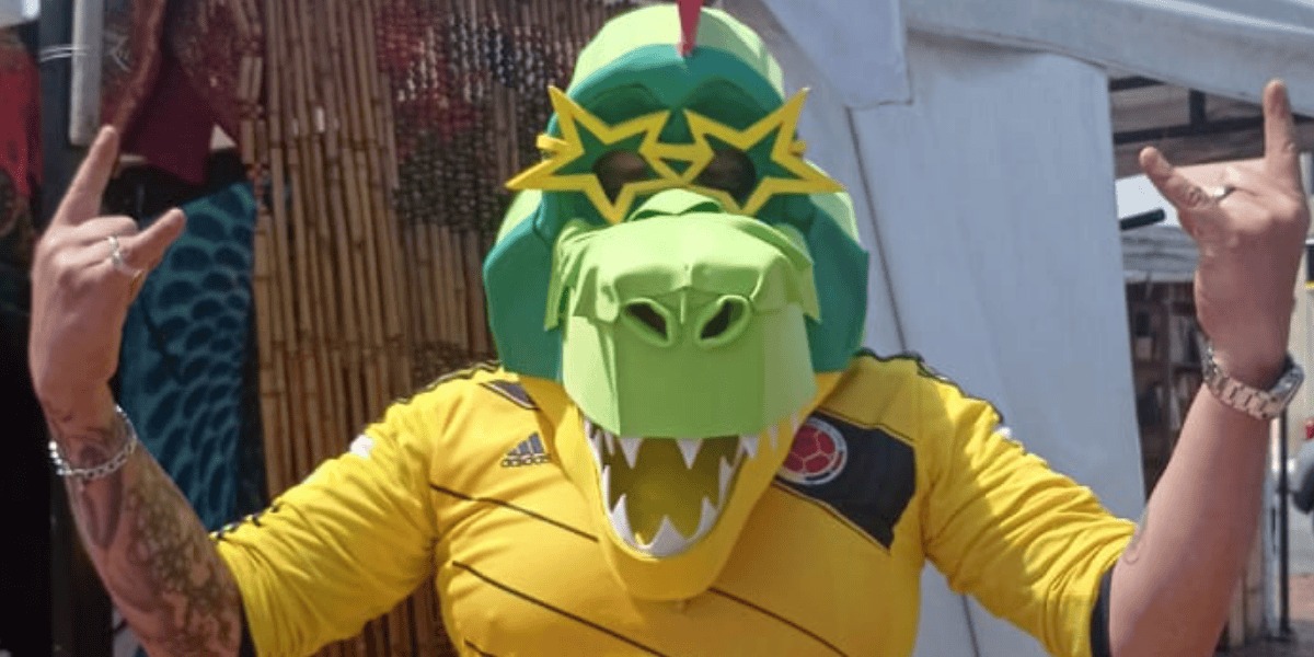 Foto de personaje con máscara de cocodrilo.
