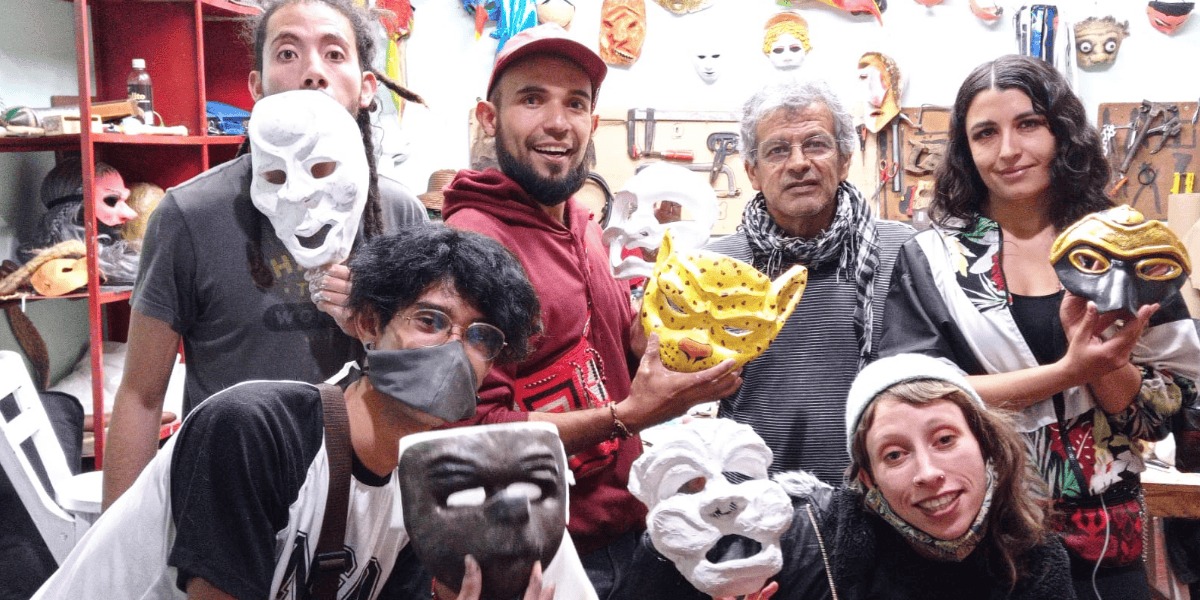 Imagen de personas mostrando máscaras.