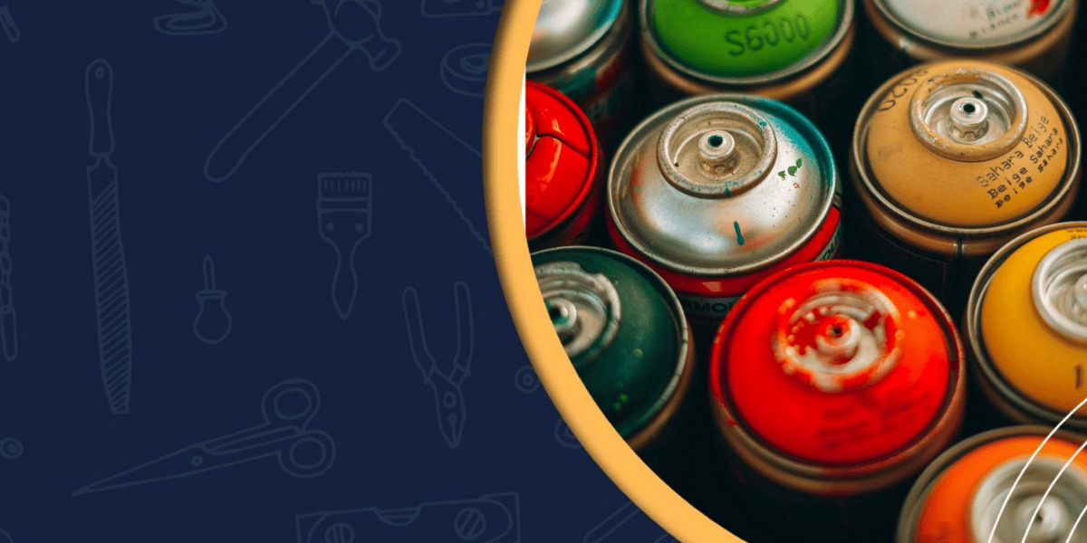 Imagen de recipiente con latas de colores.