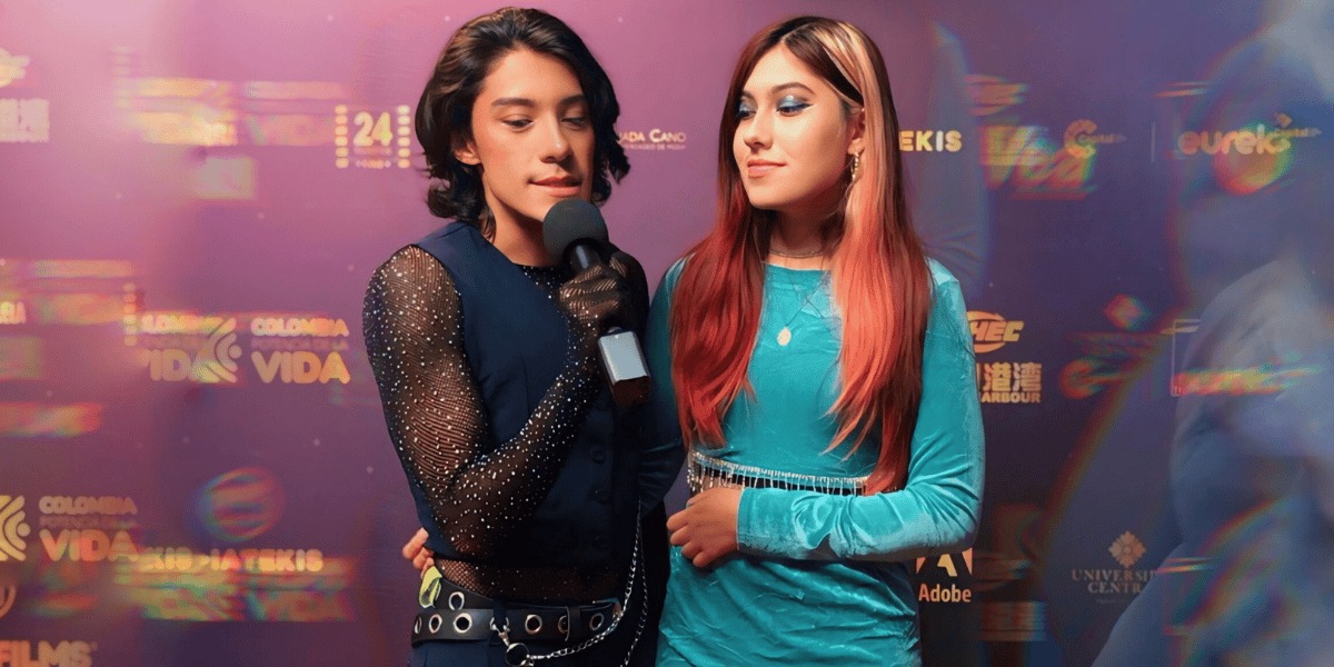 pareja creadora del taller hablando por micrófono