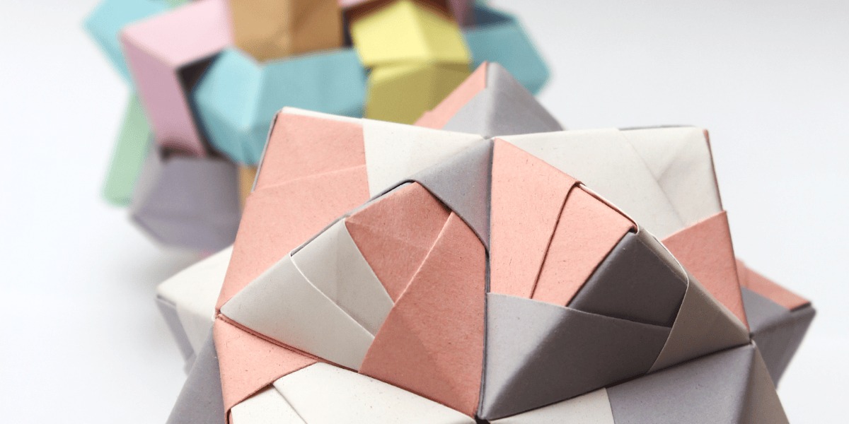 Imagen de esculturas de papel en colores diferentes.