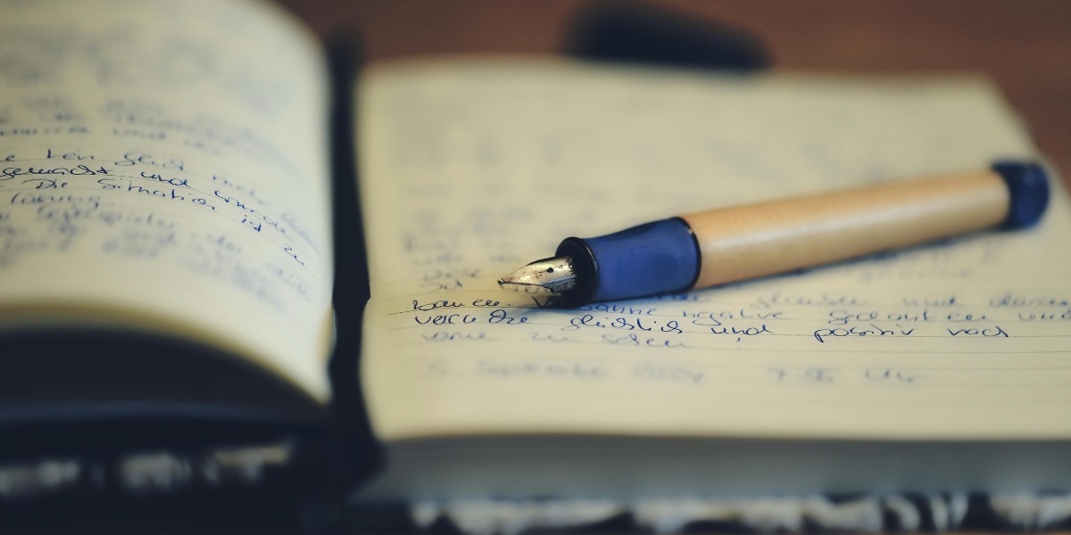 Espero sobre un cuaderno.