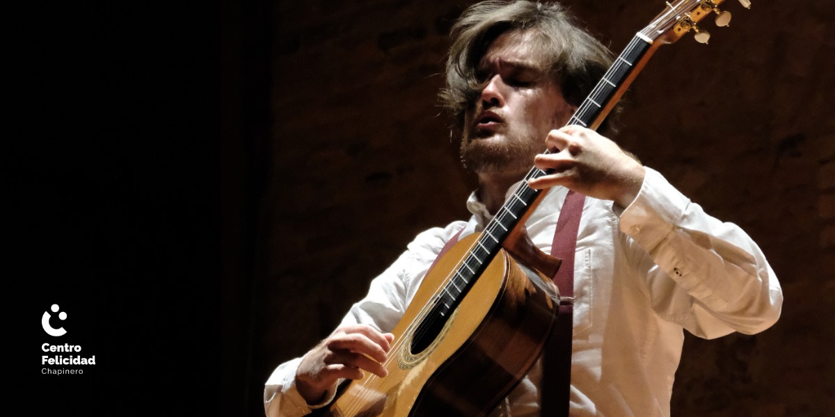 Hombre tocando guitarra clásica.