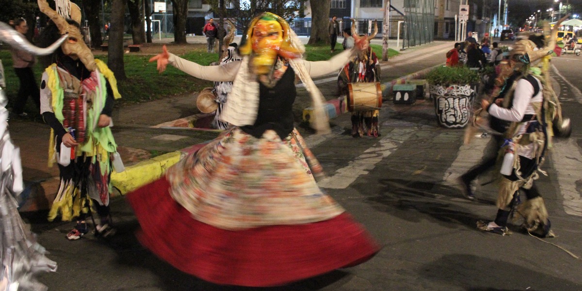 Escena de baile folclórico.