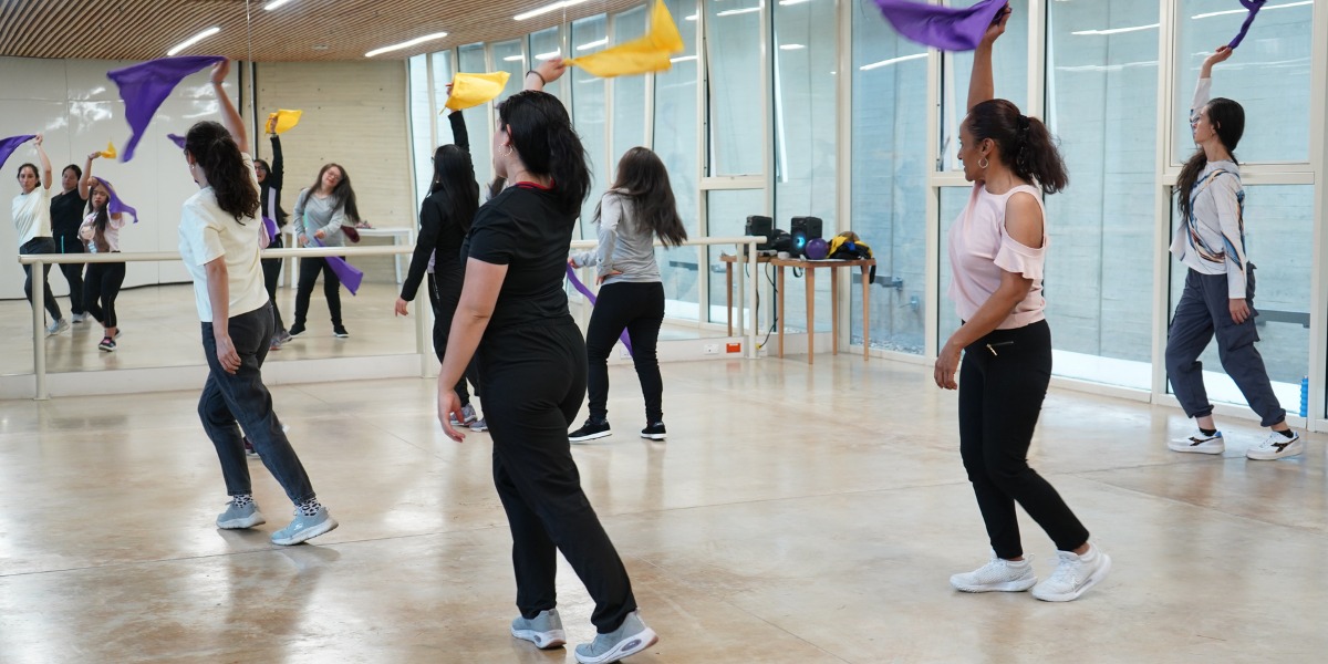Personas bailando.