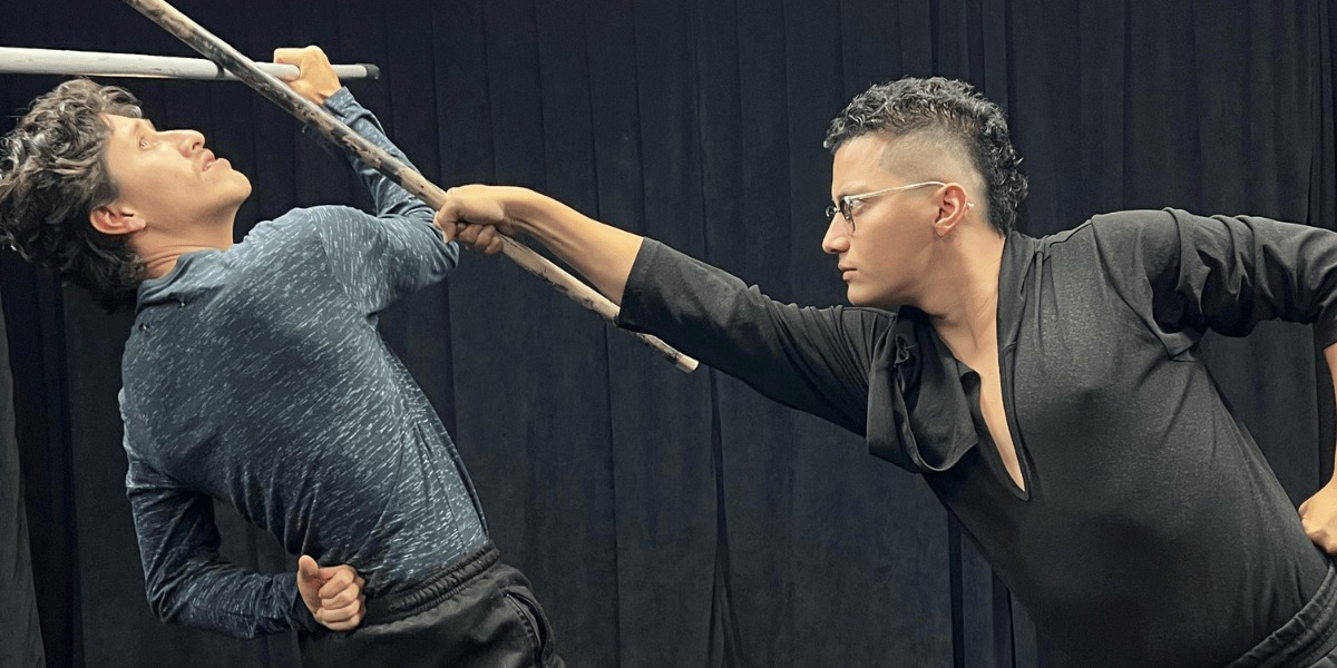 Dos hombres practicando un combate de sable.