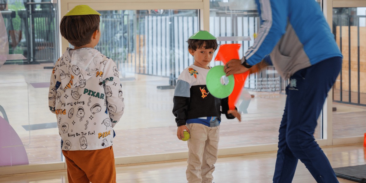 Niños jugando.