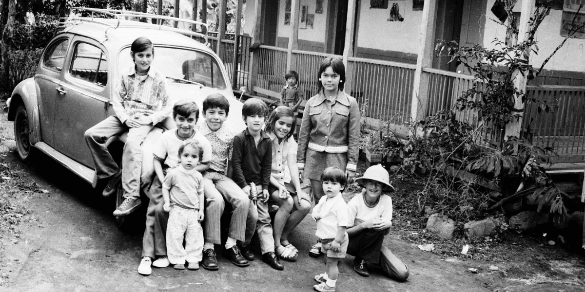 Imagen en blanco y negro de los niños de una familia.