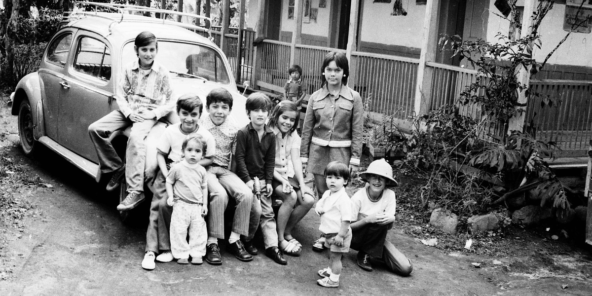 Imagen en blanco y negro de un grupo de niños de una misma familia