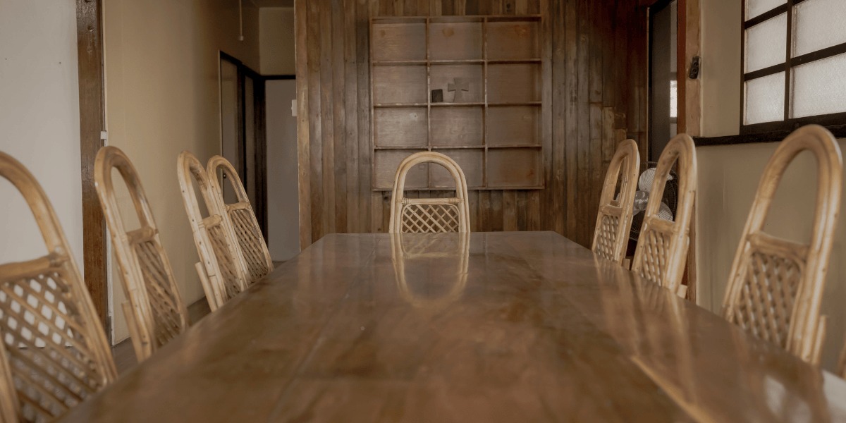 Imagen de sillas artesanales alrededor de una mesa de madera.